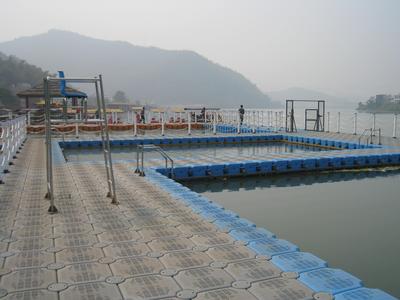 水上游泳池